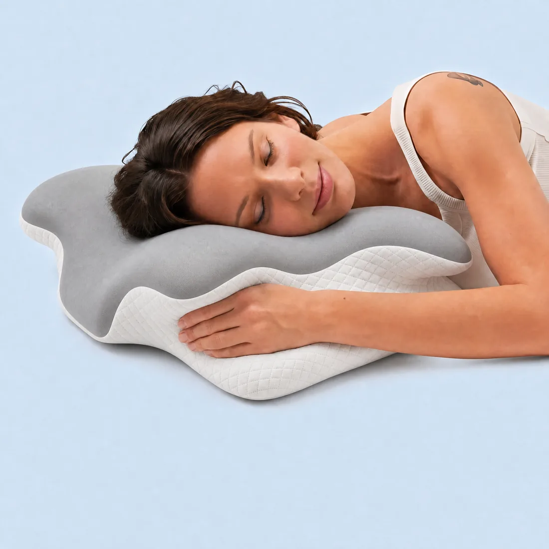 Moteris miega apkabinusi Neurogena ergonominę pagalvę