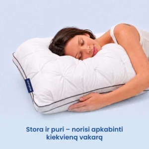 Moteris apkabinusi storą purią pagalvę