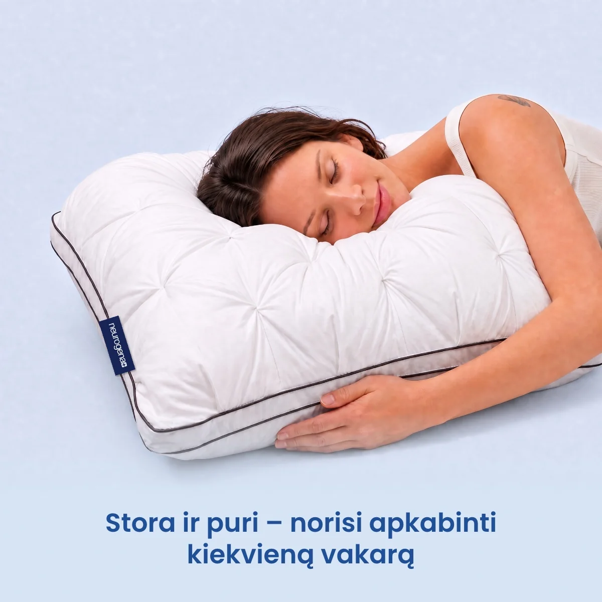 Moteris apkabinusi storą purią pagalvę